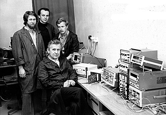  Skupina kozmickej techniky OKF (ca 1980, zľava: Peter Lacko, Ivan Kimák, Jozef Rojko, Ján Matišin)