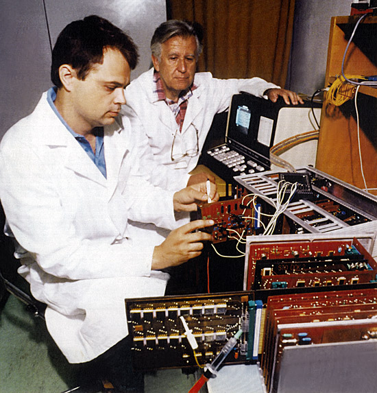  Vývojové práce na aparatúre DOK-2 (1987, zľava: Ján Baláž, Jozef Rojko).