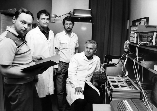  Vývojové práce na aparatúre DOK-2 (1987, zľava: Karel Kudela, Ján Baláž, Peter Lacko, Jozef Rojko)