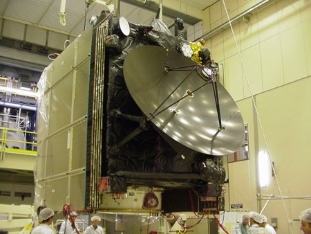 Sonda Rosetta (Orbiter) potrebuje vek parabolick antnu na komunikciu so Zemou, ktor bude vzdialen stovky milinov kilometrov. Foto: ESA