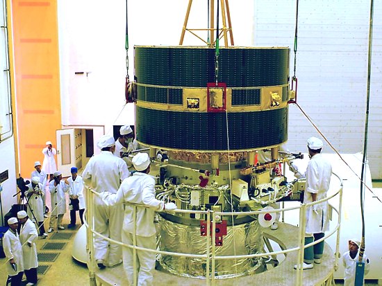Integration of the satellite with 3rd stage of the LM-2C launcher. Photo: Mu/CSSAR