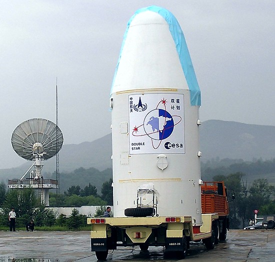 Aerodynamick kue ukrva satelit spolu s tretm stupom rakety LM-2C, ktor tvor raketov motor na tuh palivo.