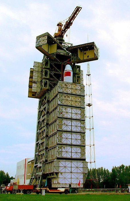  Integrcia satelitu s raketou Dlh Pochod (Long March, Chang Zheng)2C/SM, ktor zatia ukrvaj zatvoren servisn boxy.