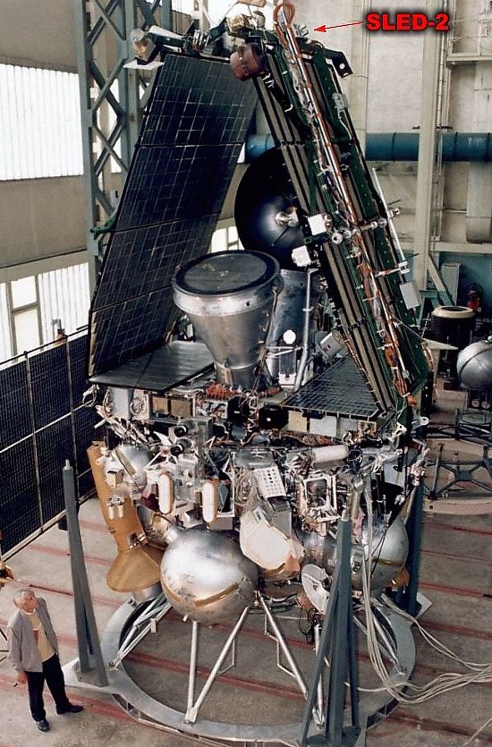 Interplanetary space probe MARS-96 during the mission preparations. The SLED-2 is installed at the very end of the solar panel.